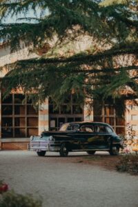 voiture ancienne arrivee salle reception chateau grave bechade mariage aout 2024