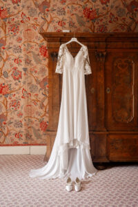 robe mariee suspendue chambre preparation